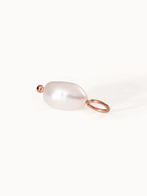 PURELEI Pearl Charm Anhänger mit roségoldenem Edelstahl und natürlicher Keshi Perle, minimalistisch und elegant.