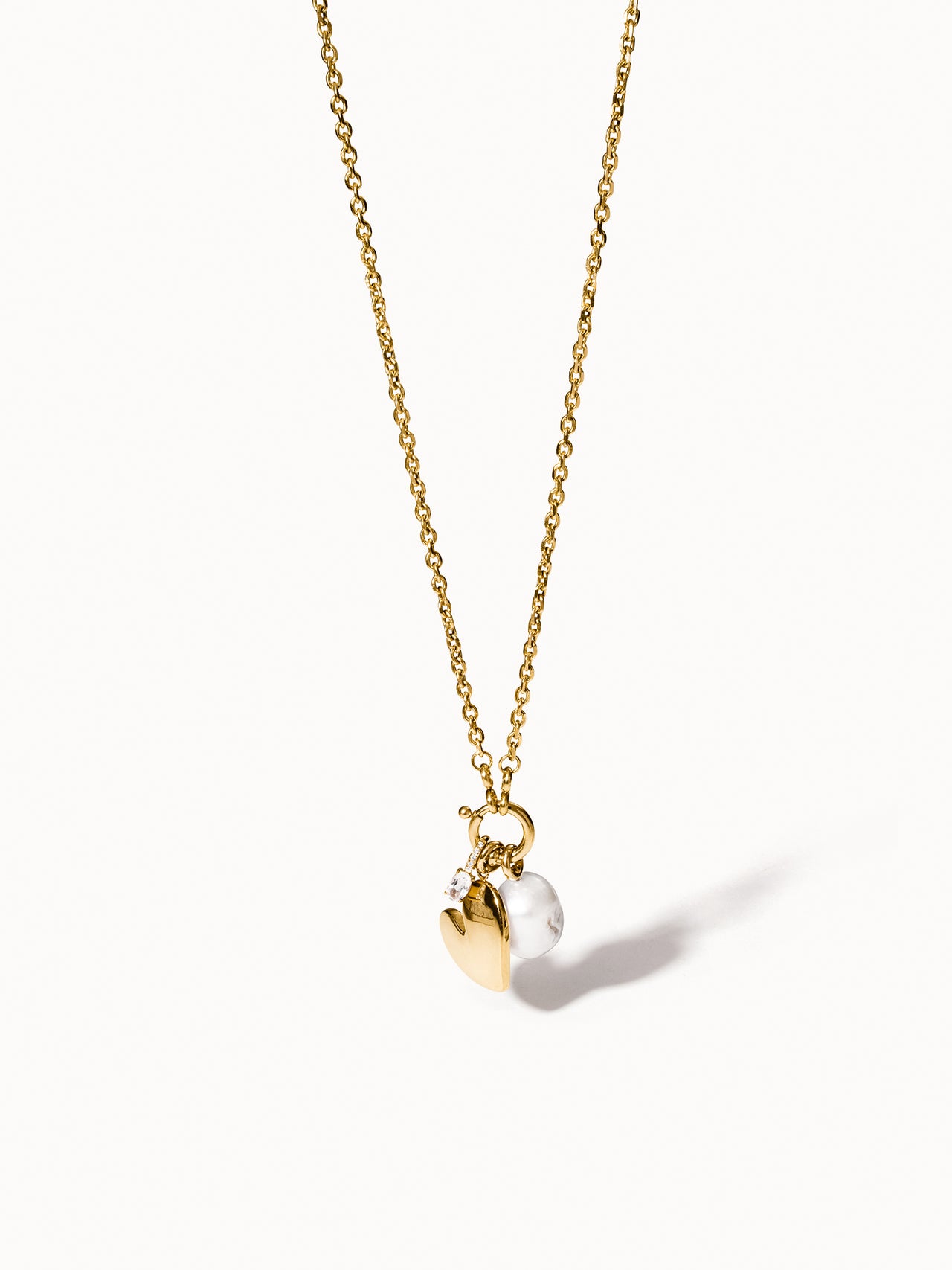 PURELEI Maikai Charm Kette aus 18K vergoldetem Edelstahl mit Herz- und Perlenanhänger, elegant und zeitlos.