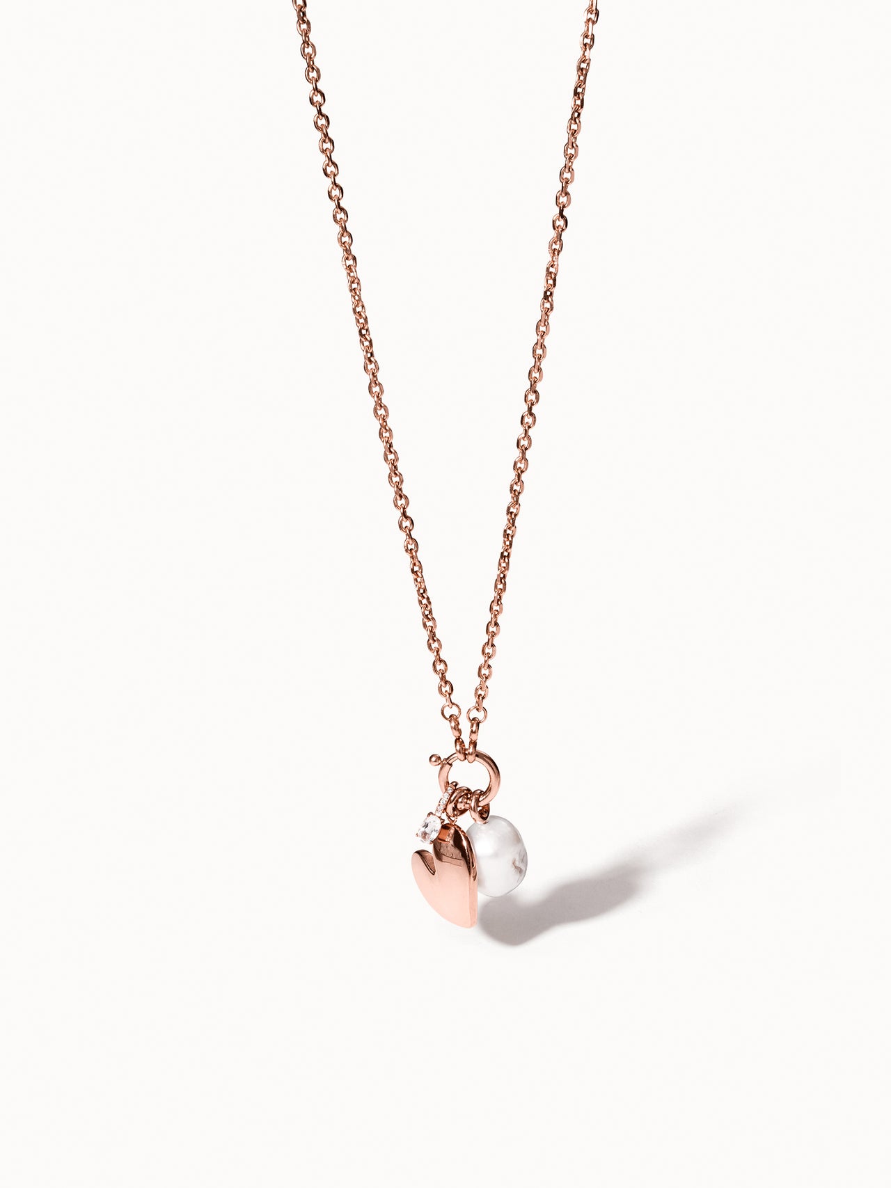 PURELEI Maikai Charm Kette aus 18K Roségold mit Herz- und Perlenanhänger, clean & elegant inszeniert auf weißem Hintergrund