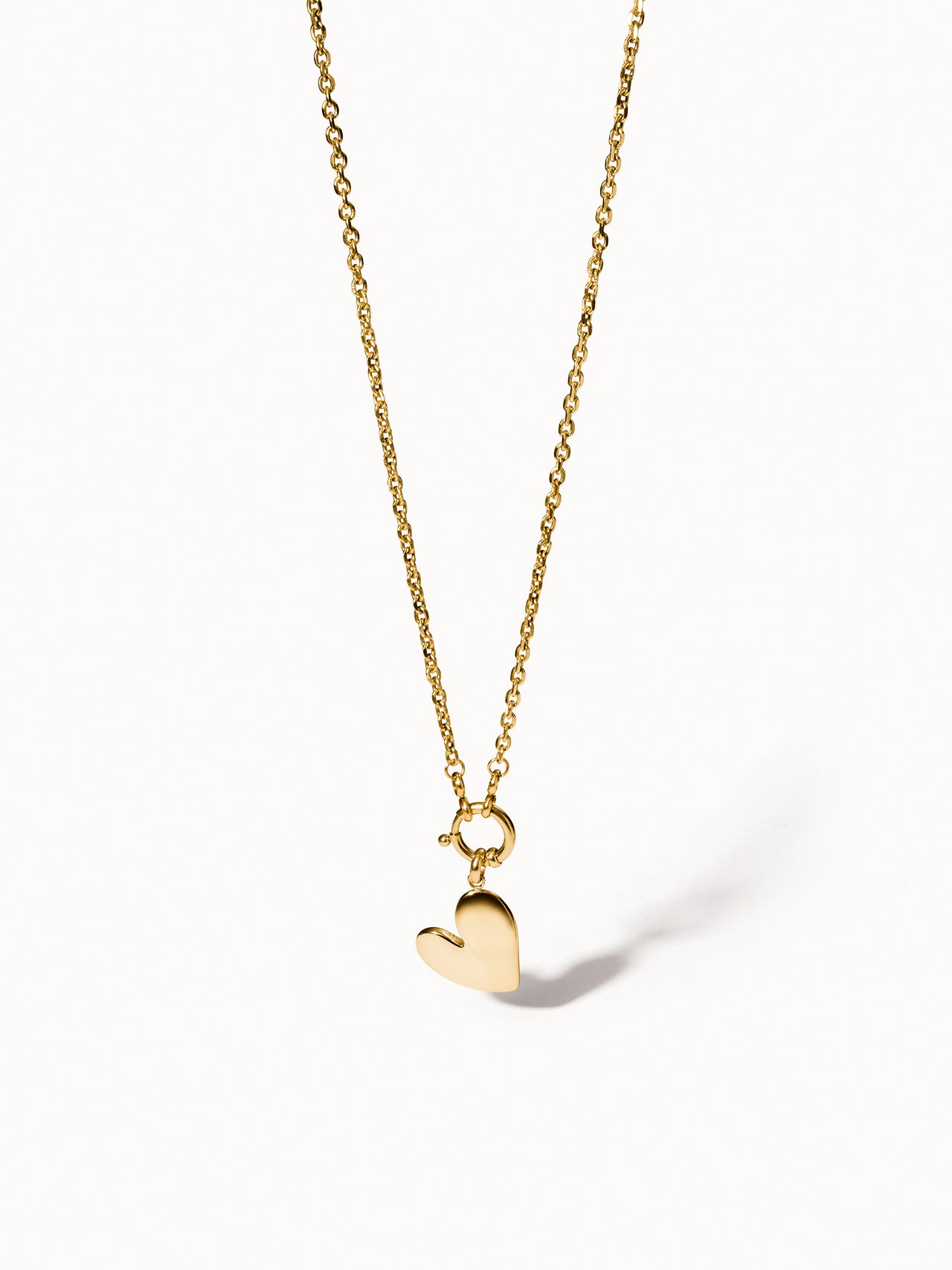 PURELEI Maikai Charm Kette aus vergoldetem Edelstahl mit Herz-Anhänger, schlicht und elegant, warmes Lichtspiel