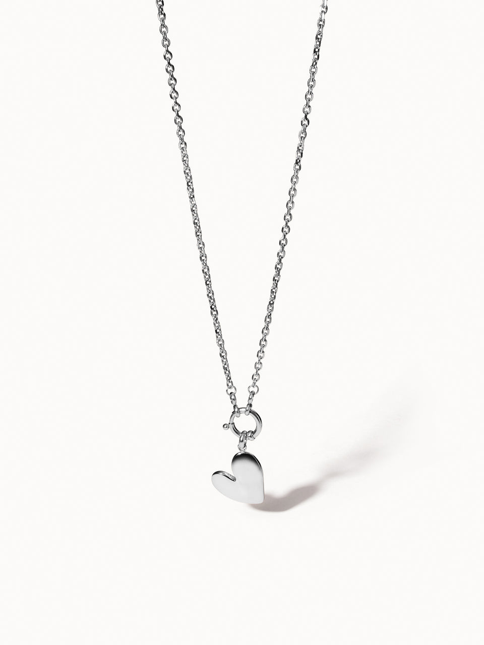 PURELEI Maikai Charm Kette in Silber mit schlichtem Herzanhänger, clean & elegant inszeniert auf weißem Hintergrund