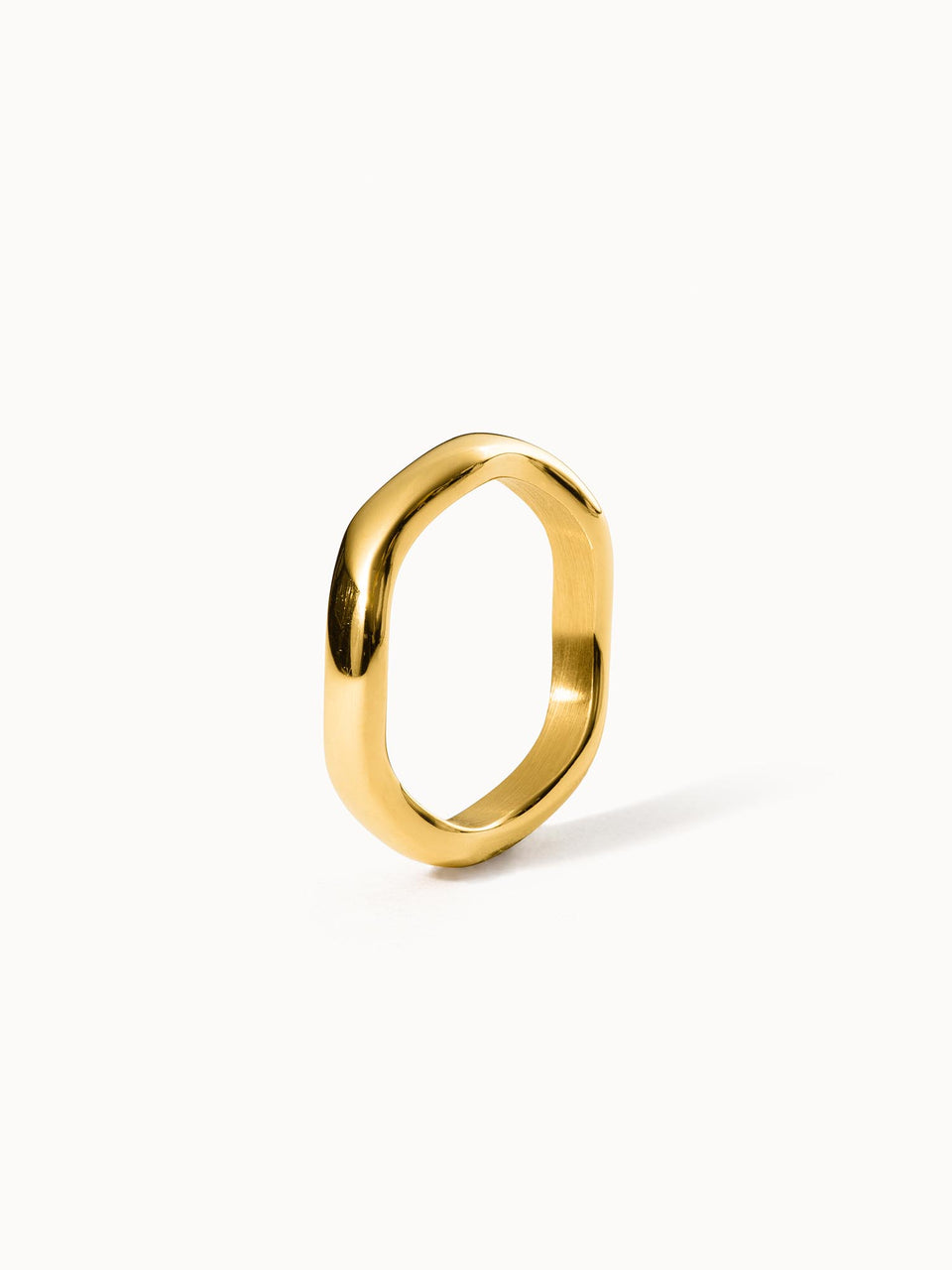 PURELEI Nakuna Ring aus 18K vergoldetem Edelstahl mit organischer Form, klar und elegant auf hellem Hintergrund.