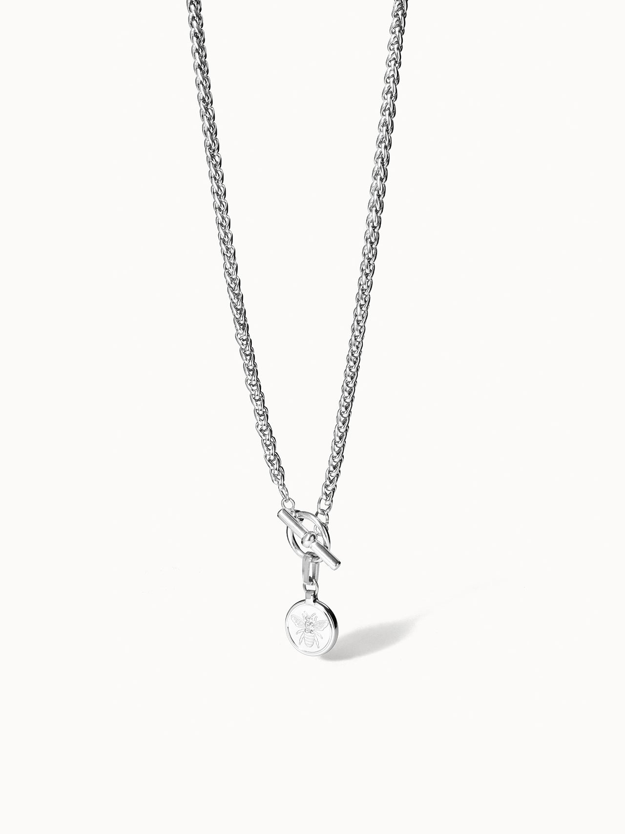 PURELEI Lele Kette aus silbernem Edelstahl mit filigraner Bienen-Gravur und eleganter Knebelverschluss-Design