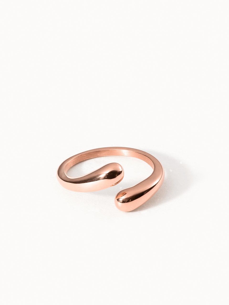 Ohui Ring von PURELEI in Roségold mit tropfenförmigen Enden, schlicht, elegant und nickelfrei gestaltet.