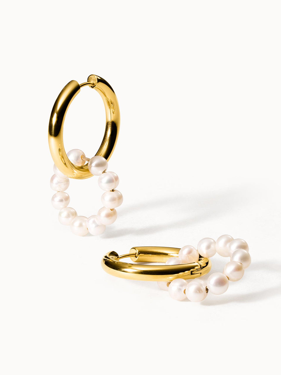 PURELEI Honu Ohrringe mit goldenen Creolen und einzigartigen Perlen, elegant und feminin, inspiriert vom Inselgefühl