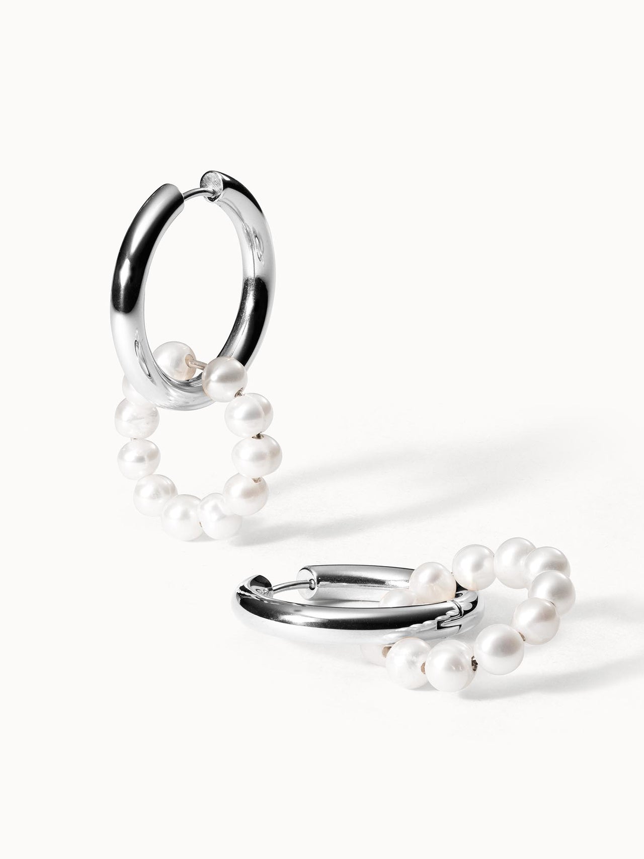 PURELEI Honu Ohrringe mit silbernen Creolen und schimmernden Süßwasserperlen, elegant und feminin inszeniert.