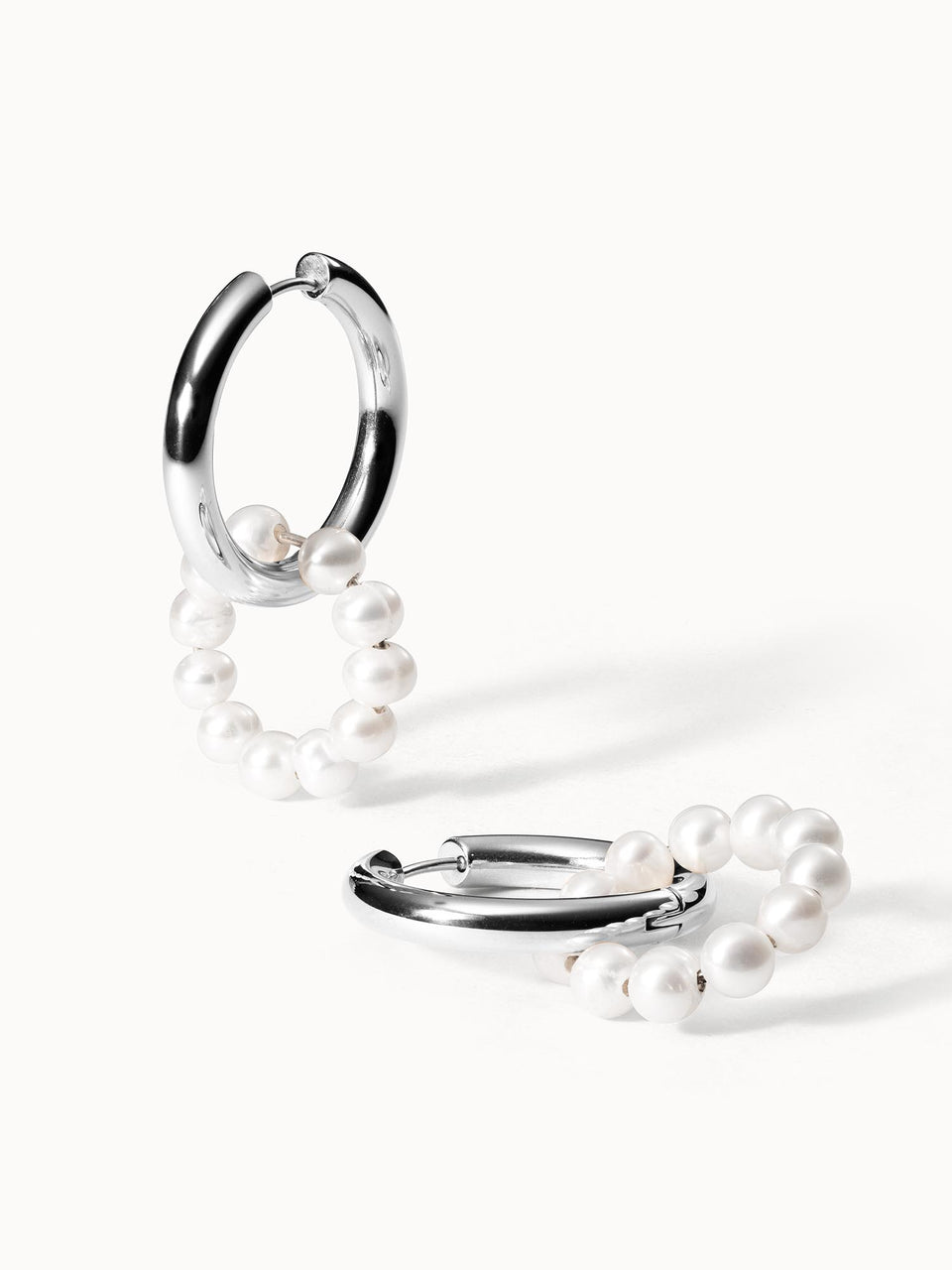 PURELEI Honu Ohrringe mit silbernen Creolen und schimmernden Süßwasserperlen, elegant und feminin inszeniert.