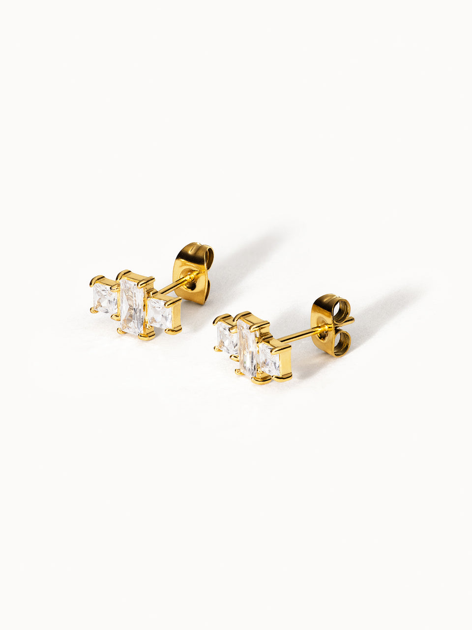 PURELEI Pretty Ohrringe goldene Ohrstecker mit drei funkelnden Zirkonia, eleganter Alltags-Schmuck mit Aloha-Spirit
