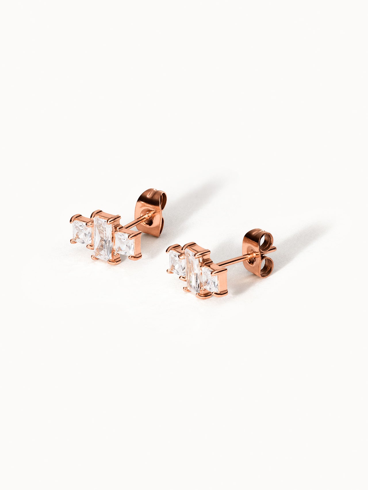PURELEI Pretty Ohrringe, roségoldene Ohrstecker mit drei Zirkonia-Steinen, elegant und feminin gestaltet auf weißem Hintergrund
