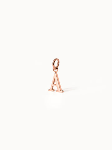 Roségoldener PURELEI Buchstaben-Anhänger "A" aus 18K vergoldetem Edelstahl, elegant und feminin auf weißem Untergrund.