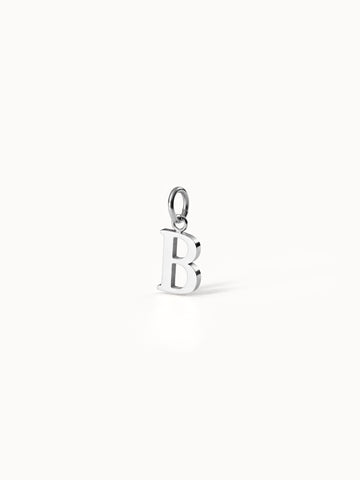 PURELEI Pure B Charm aus nickelfreiem Silber, eleganter Buchstabenanhänger mit feinem, cleanem Design auf hellem Hintergrund