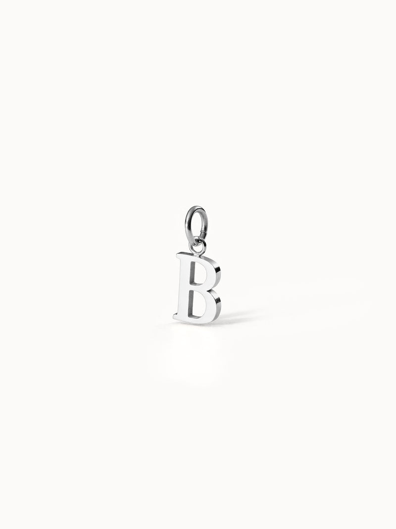 PURELEI Pure B Charm aus nickelfreiem Silber, eleganter Buchstabenanhänger mit feinem, cleanem Design auf hellem Hintergrund