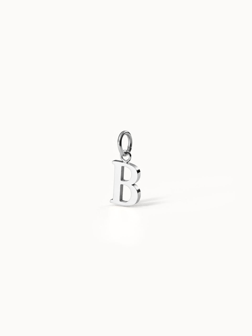 PURELEI Pure B Charm aus nickelfreiem Silber, eleganter Buchstabenanhänger mit feinem, cleanem Design auf hellem Hintergrund
