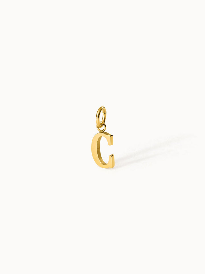 PURELEI Pure C Charm Anhänger aus 18K Gold Edelstahl, klar, elegant, minimalistisch und feminin inszeniert.