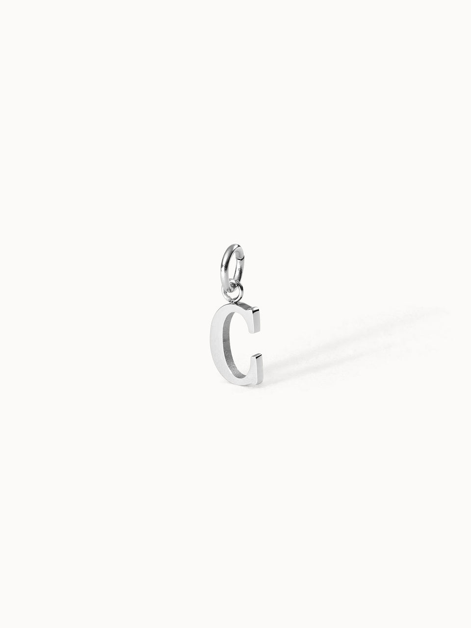 Purelei Pure C Charm aus nickelfreiem, silbernem Edelstahl, minimalistischer Buchstabenanhänger, elegant und zeitlos.