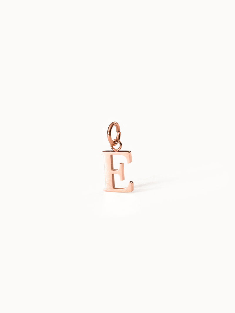 Roségoldener Pure E Charm Anhänger aus Edelstahl, clean inszeniert auf hellem Hintergrund, feminin und elegant von PURELEI.