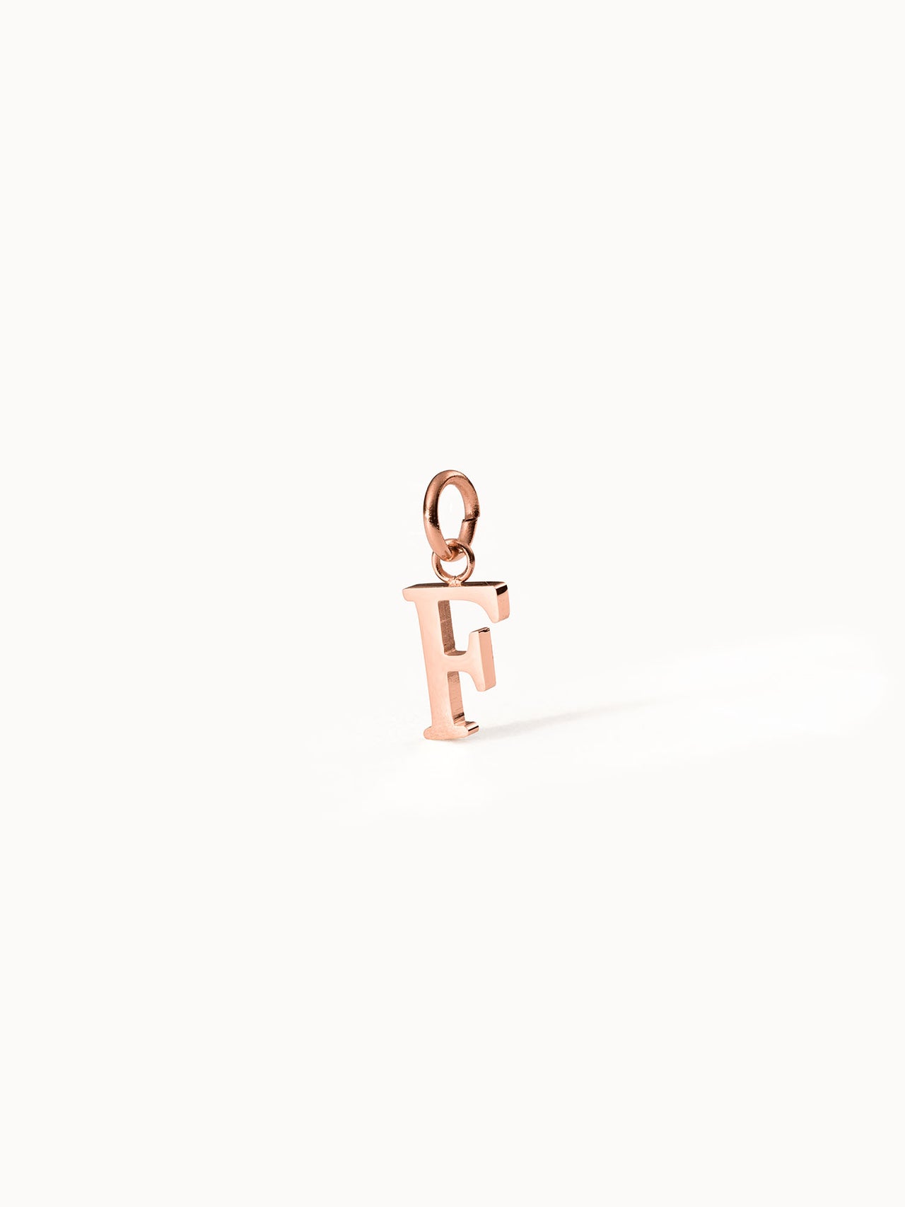 PURELEI Pure F Charm in roségoldenem Edelstahl, minimalistischer Buchstaben-Anhänger, elegante Island-Spirit-Ästhetik.