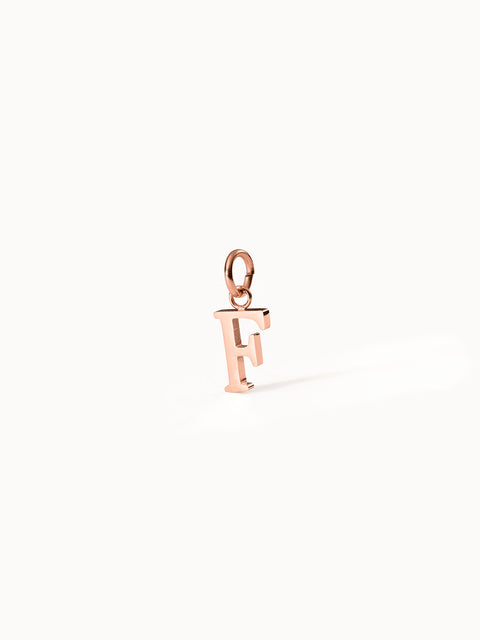 PURELEI Pure F Charm in roségoldenem Edelstahl, minimalistischer Buchstaben-Anhänger, elegante Island-Spirit-Ästhetik.