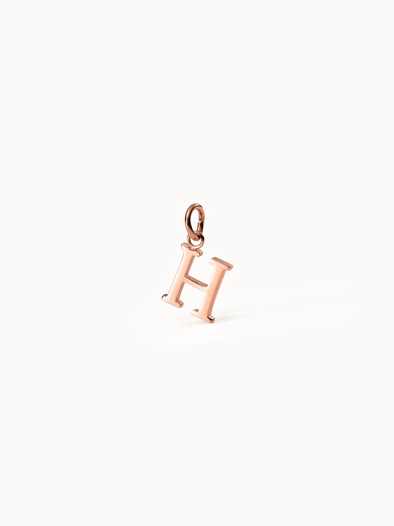 Purelei Pure H Charm Anhänger aus roségoldenem Edelstahl, schlicht und elegant auf hellem Hintergrund.