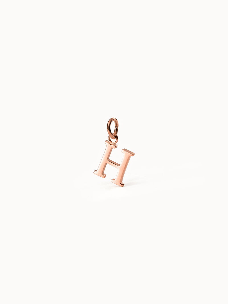 Purelei Pure H Charm Anhänger aus roségoldenem Edelstahl, schlicht und elegant auf hellem Hintergrund.
