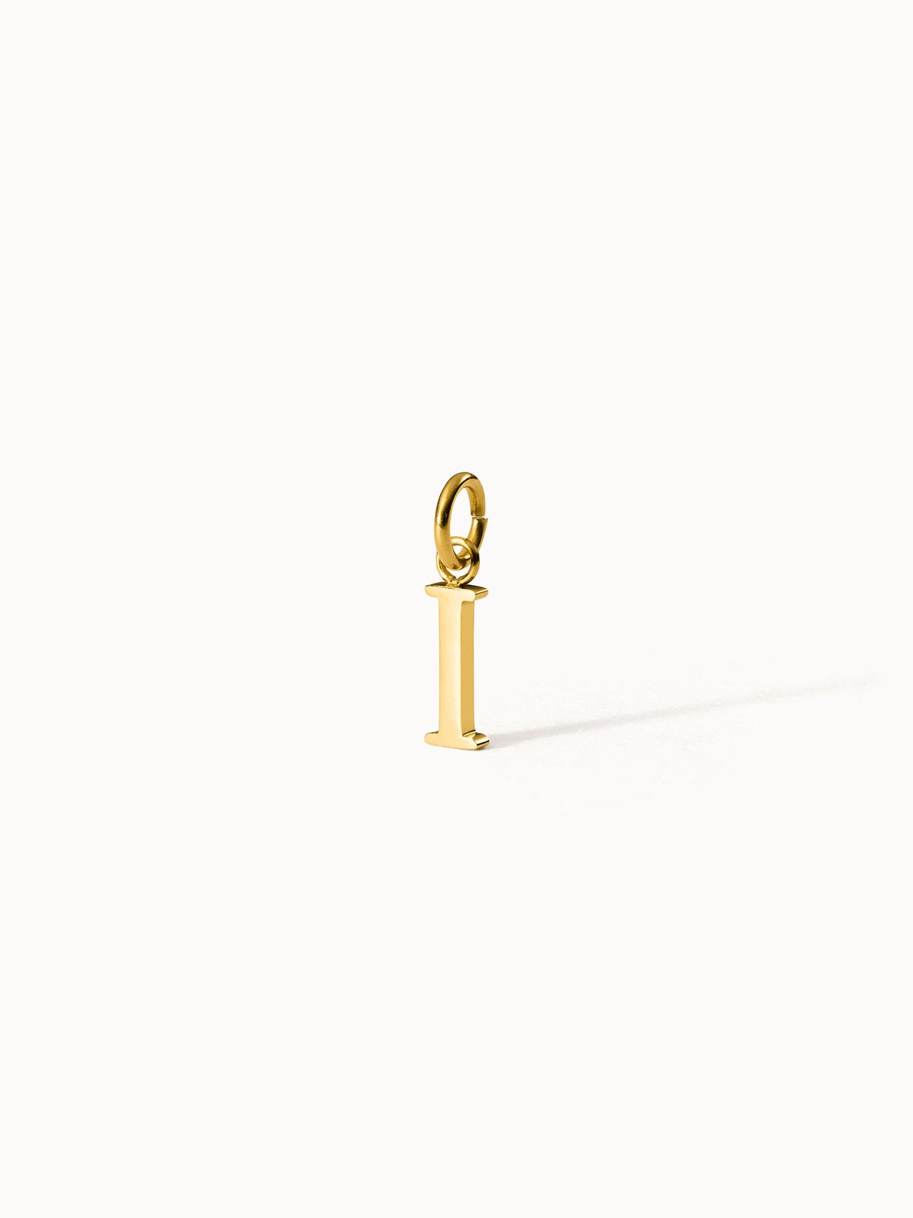 Goldener PURELEI Pure I Charm Anhänger aus Edelstahl, klar und elegant auf hellem Hintergrund inszeniert.