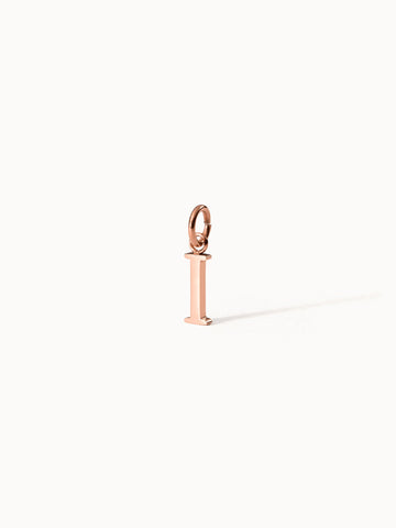 Purelei Pure I Charm in roségold, eleganter Buchstaben-Anhänger aus 18K rosévergoldetem Edelstahl, minimalistisch und feminin.