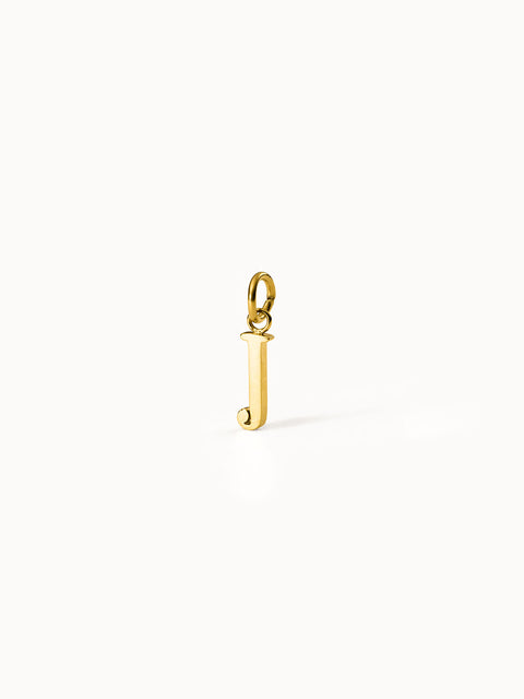 PURELEI Pure J Charm in 18K Gold, filigraner Buchstabenanhänger, edel und zeitlos auf weißem Hintergrund