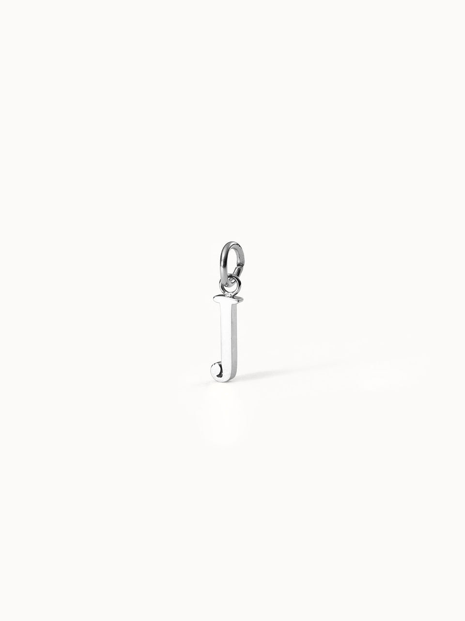 Purelei Pure J Charm aus nickelfreiem, silbernem Edelstahl, minimalistischer Buchstaben-Anhänger in eleganter, klarer Ästhetik.