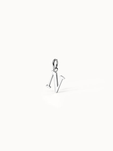 PURELEI Pure N Charm Anhänger aus nickelfreiem Silber, klare Linien, minimalistisch und elegant inszeniert auf hellem Hintergrund