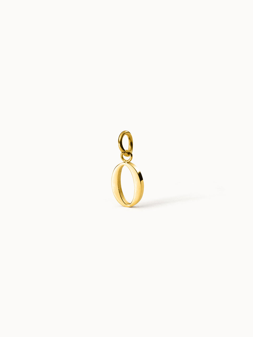 Goldener PURELEI Pure O Charm Buchstabenanhänger aus Edelstahl, minimalistisch und elegant vor weißem Hintergrund.