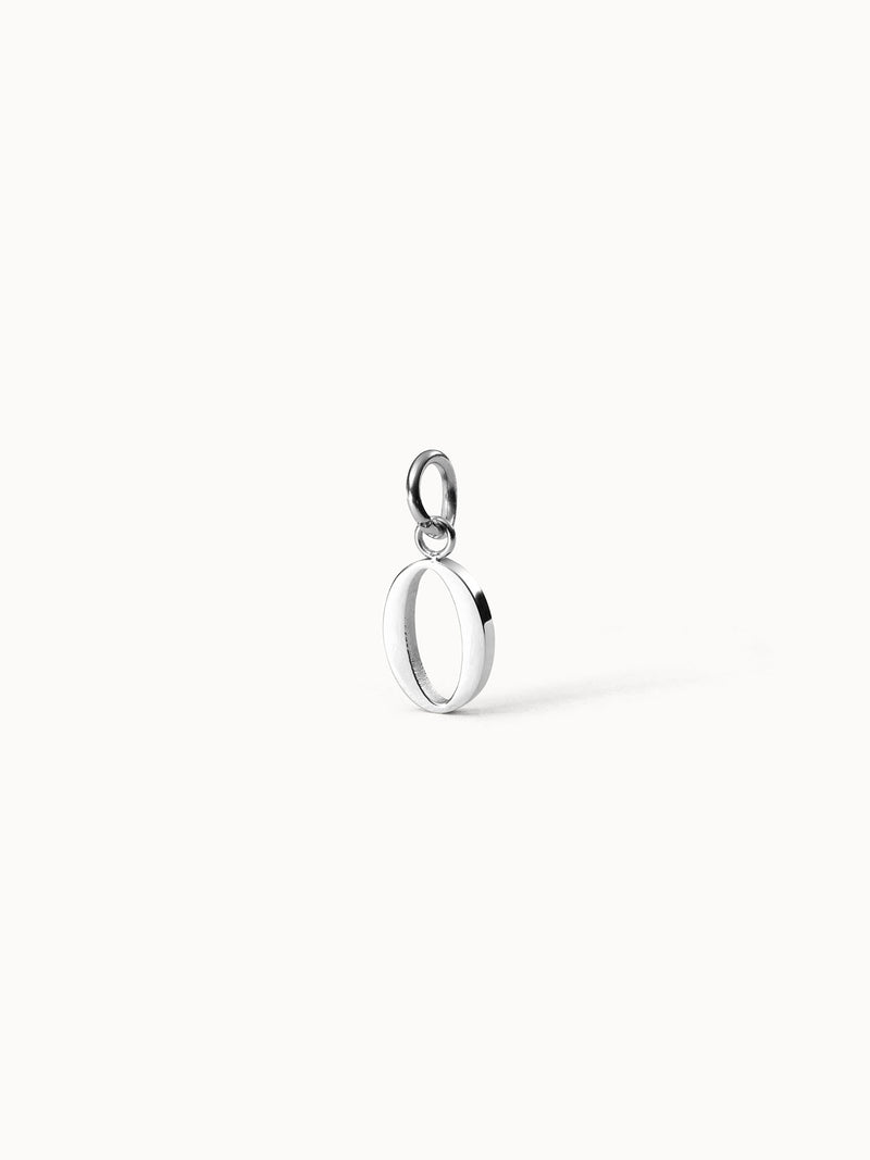 Silberner Pure O Charm aus Edelstahl, minimalistischer Buchstaben-Anhänger auf hellem Hintergrund, elegant und zeitlos.