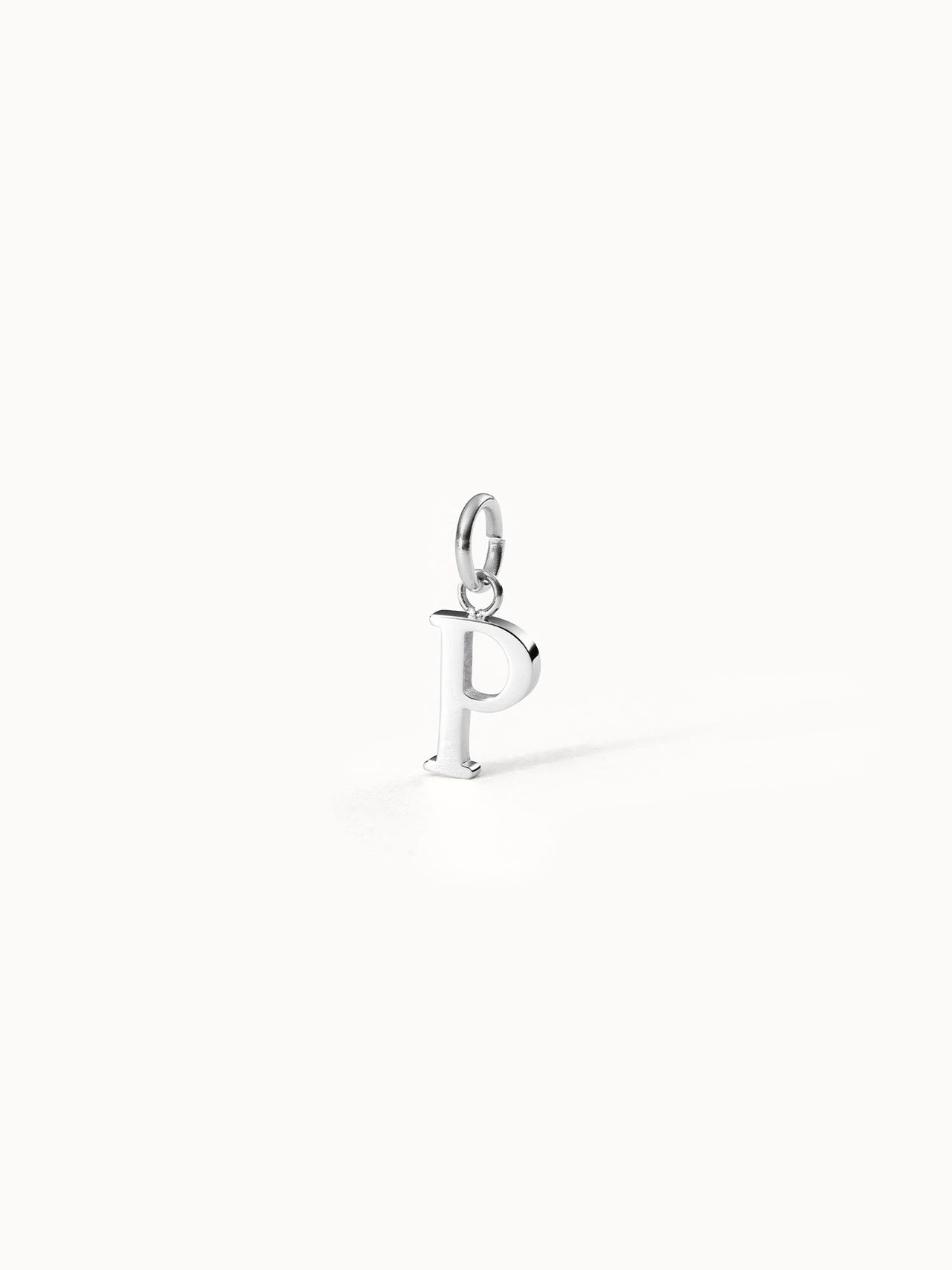 Silberner Buchstaben-Anhänger P aus Edelstahl, zeitlos elegant, minimalistisch auf hellem Hintergrund, PURELEI Charm.