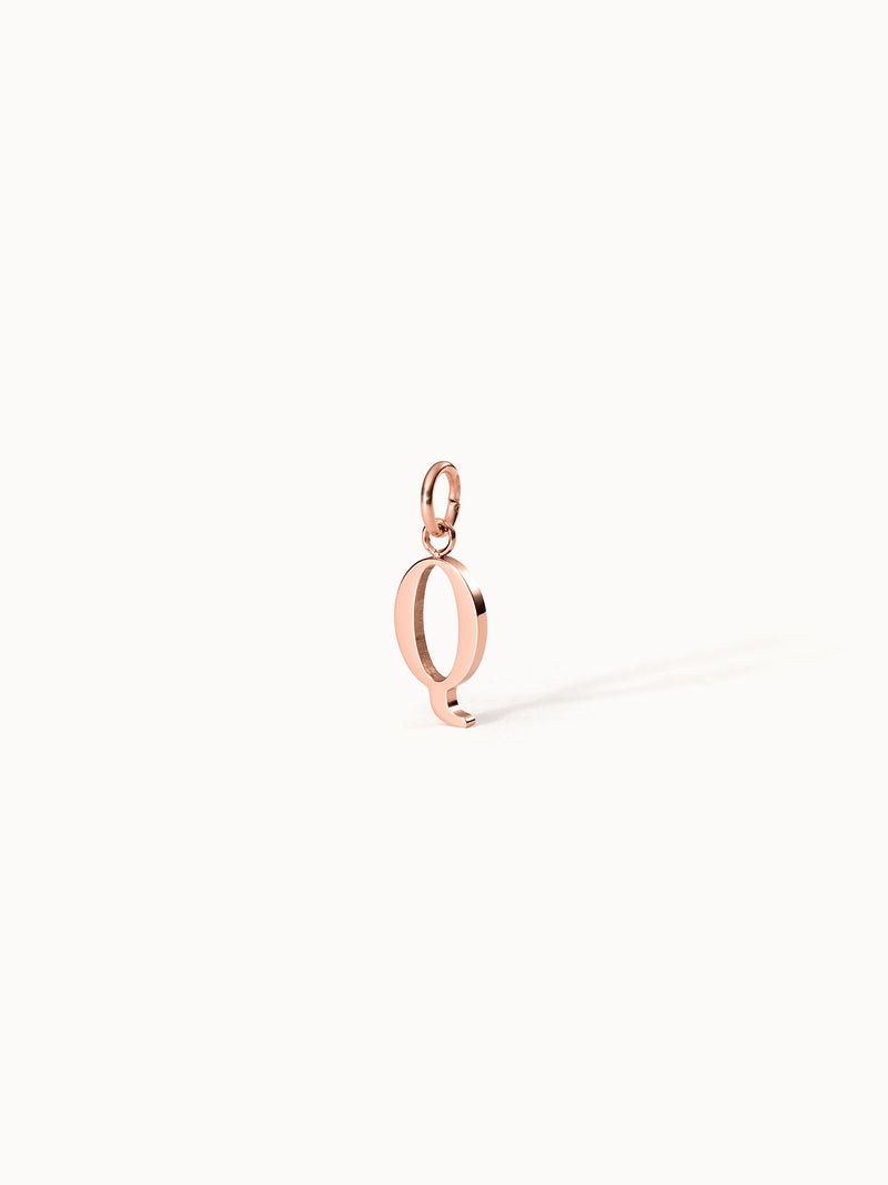 Roségoldener PURELEI Pure Q Charm aus 18K vergoldetem Edelstahl, eleganter Buchstaben-Anhänger mit cleanem Design.