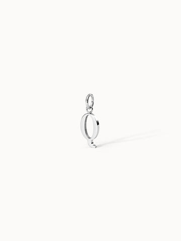 PURELEI Pure Q Charm aus nickelfreiem Silber, eleganter Buchstabenanhänger in klarer, minimalistischer Ästhetik.