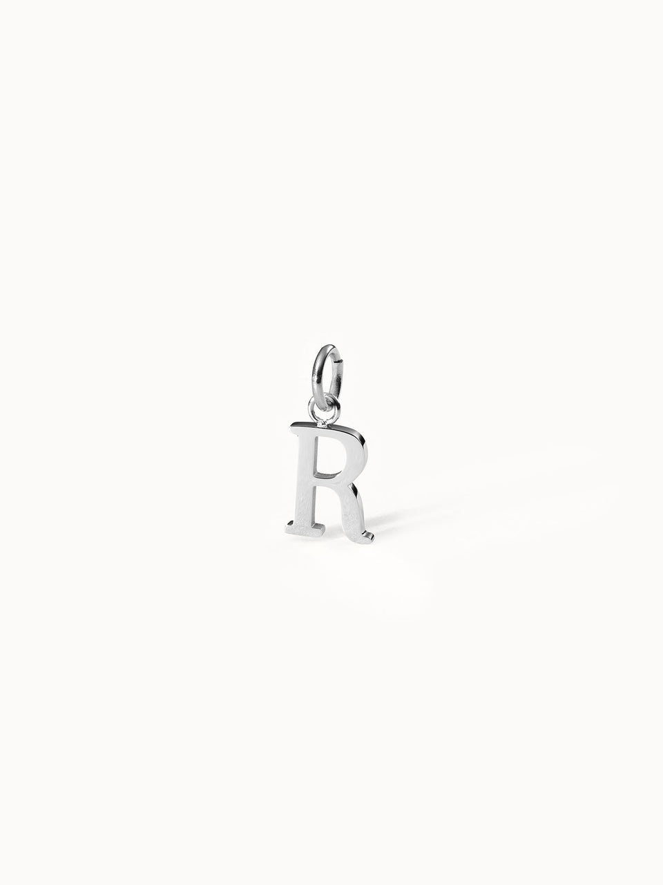 PURELEI Pure R Charm silberner Edelstahl-Anhänger in Buchstabenform, klar und feminin, minimalistisch inszeniert.
