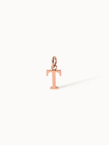 Roségoldener Pure T Charm Anhänger aus Edelstahl, clean und elegant auf hellem Hintergrund, PURELEI.