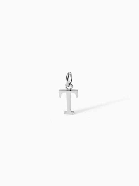 PURELEI Pure T Charm aus nickelfreiem Silber, minimalistischer Buchstabenanhänger, zeitlos und elegant.