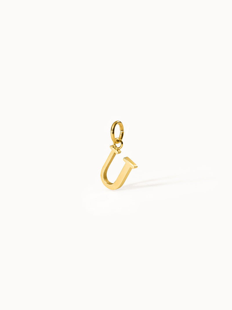 PURELEI Pure U Charm aus 18K vergoldetem Edelstahl, minimalistischer Buchstabenanhänger, clean & elegant inszeniert.