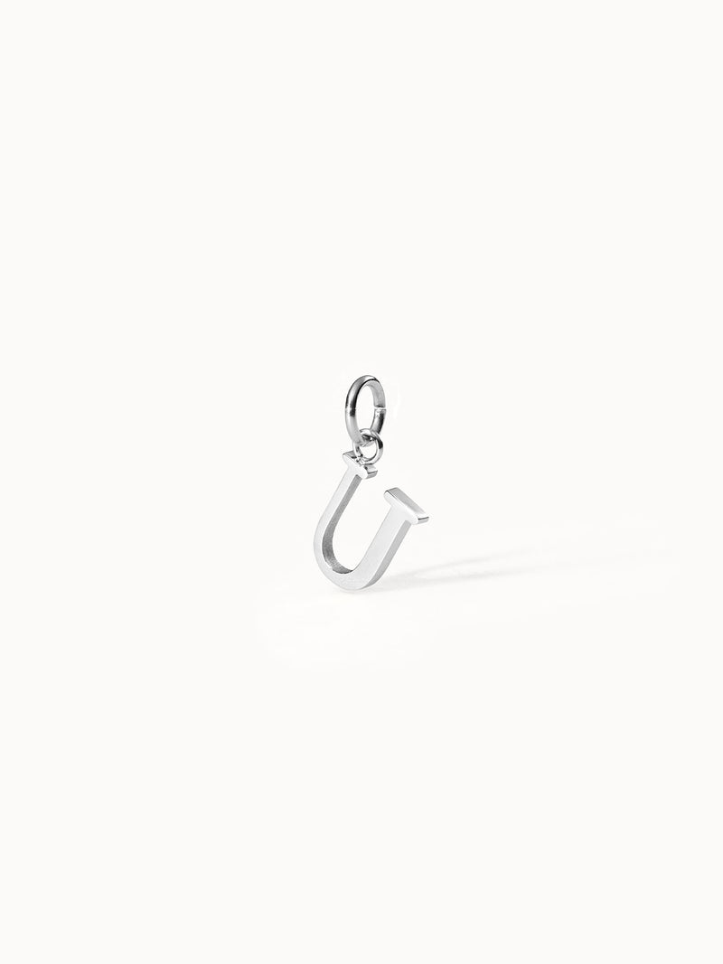 PURELEI Pure U Charm aus nickelfreiem Silber, klar und elegant auf hellem Hintergrund, minimalistisch und zeitlos.