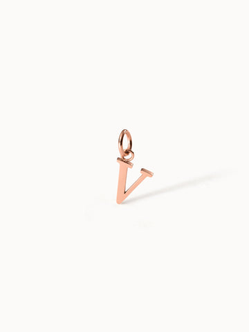 Purelei Pure V Charm in roségold, filigraner Buchstabenanhänger auf hellem Hintergrund, elegant und zeitlos.