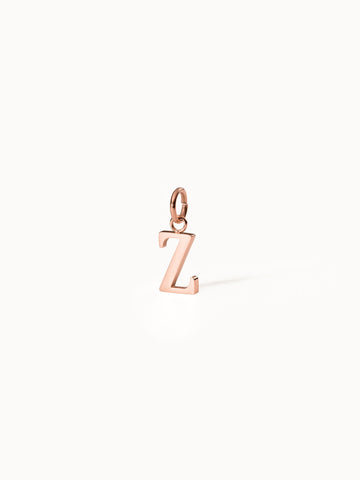 Roségoldener PURELEI Buchstaben-Anhänger "Z" aus 18K vergoldetem Edelstahl, klar und elegant, minimalistisch inszeniert.