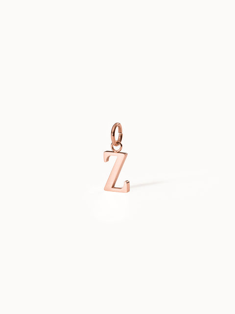 Roségoldener PURELEI Buchstaben-Anhänger "Z" aus 18K vergoldetem Edelstahl, klar und elegant, minimalistisch inszeniert.