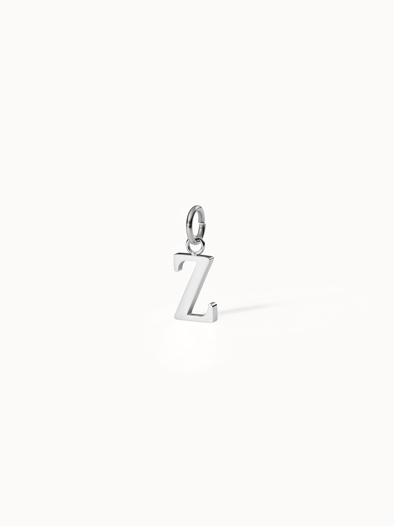 PURELEI Pure Z Charm aus nickelfreiem, silbernem Edelstahl, minimalistisch und zeitlos vor weißem Hintergrund.