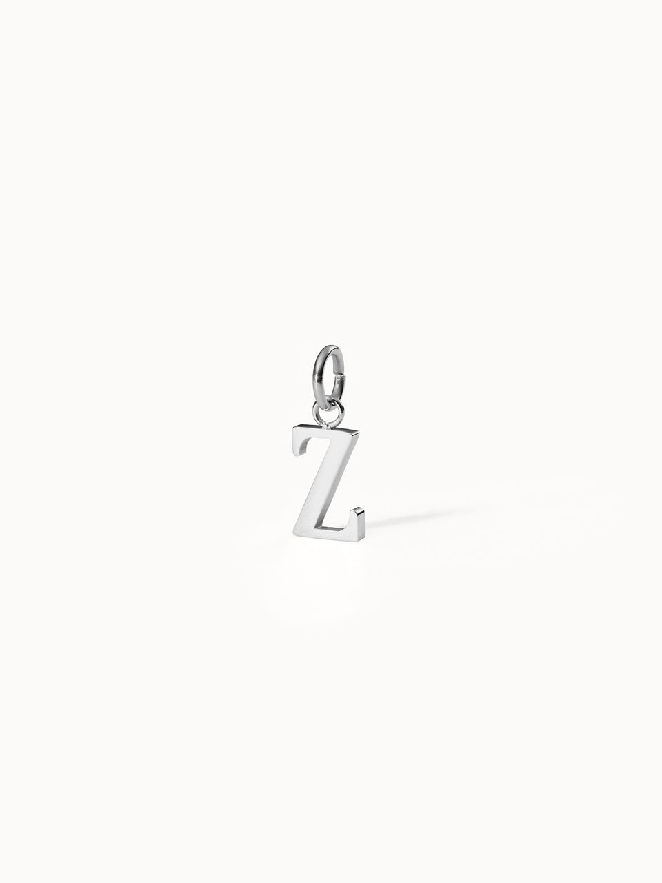 PURELEI Pure Z Charm aus nickelfreiem, silbernem Edelstahl, minimalistisch und zeitlos vor weißem Hintergrund.
