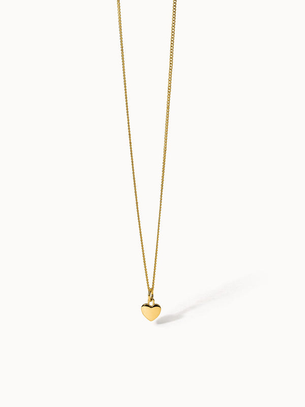 PURELEI Heart Charm Kette in 18K Gold mit filigranem Herzanhänger, elegant und nickelfrei, minimalistisch und zeitlos.