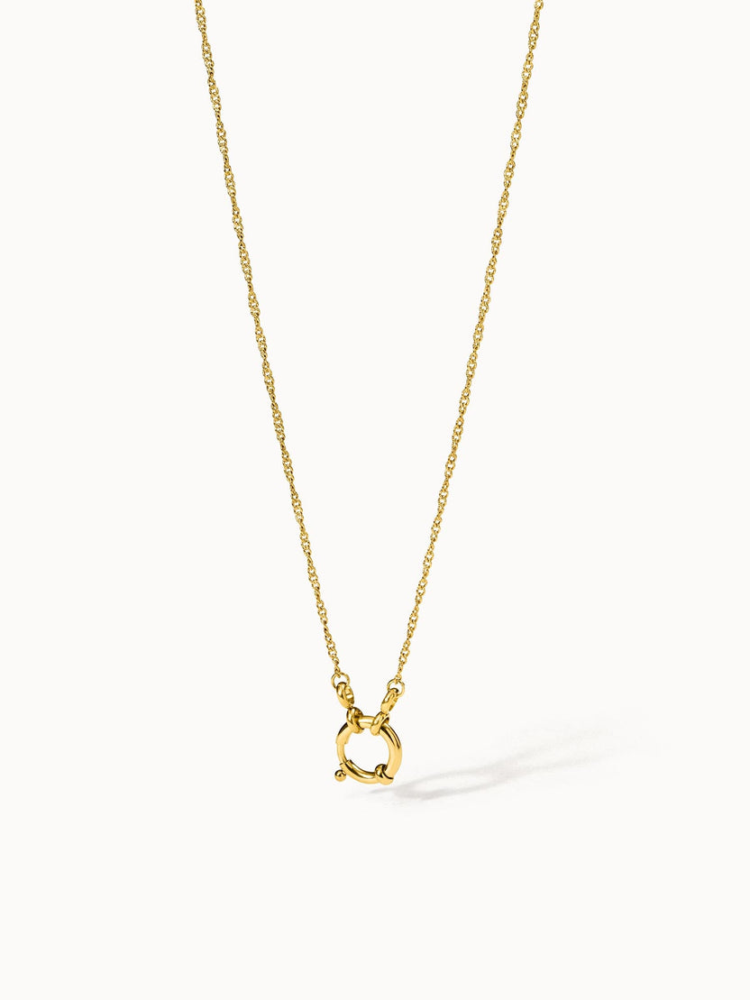 PURELEI Lokahi Charm Kette in 18K vergoldetem Edelstahl, filigran und dezent, mit Charm-Öse vor hellem Hintergrund