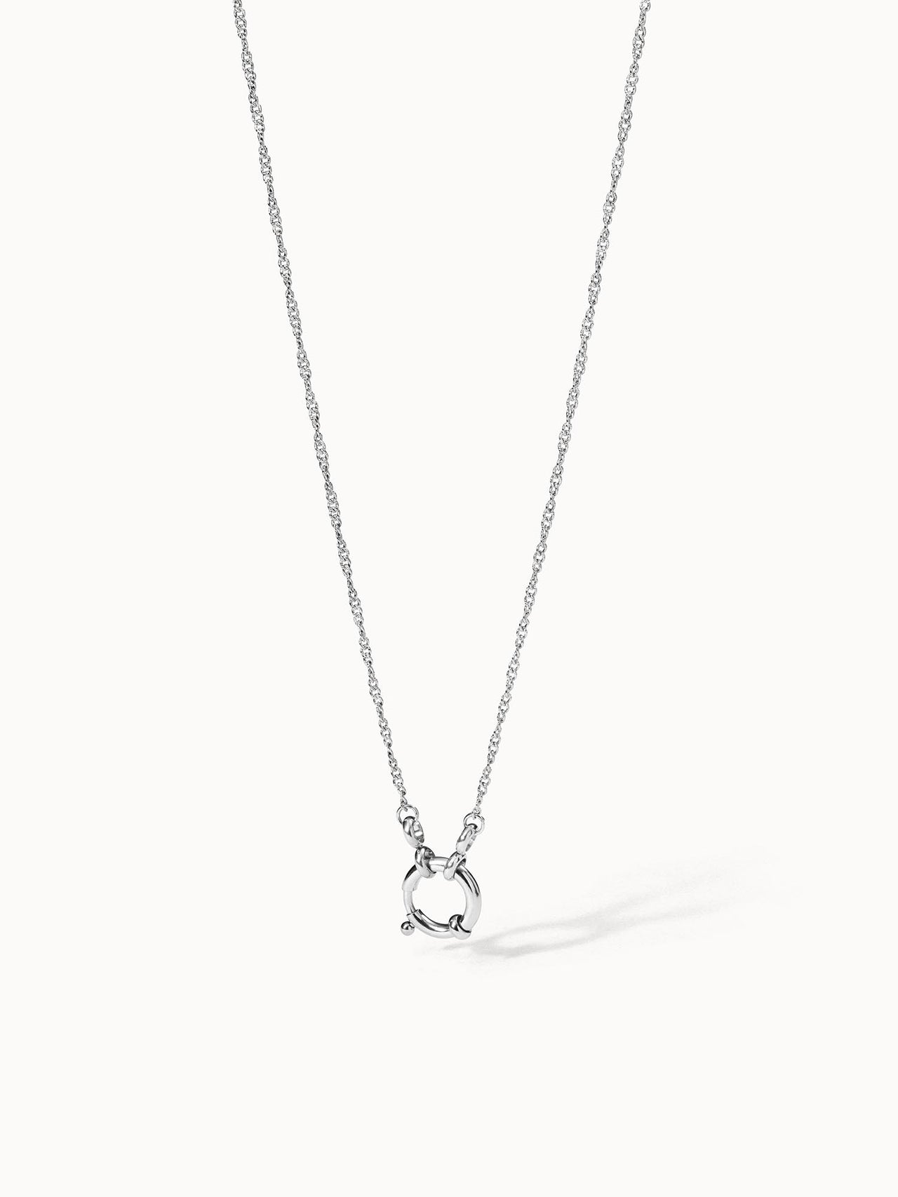 PURELEI Lokahi Charm Kette aus nickelfreiem Silber mit filigraner Öse, elegant und zeitlos minimalistisch.
