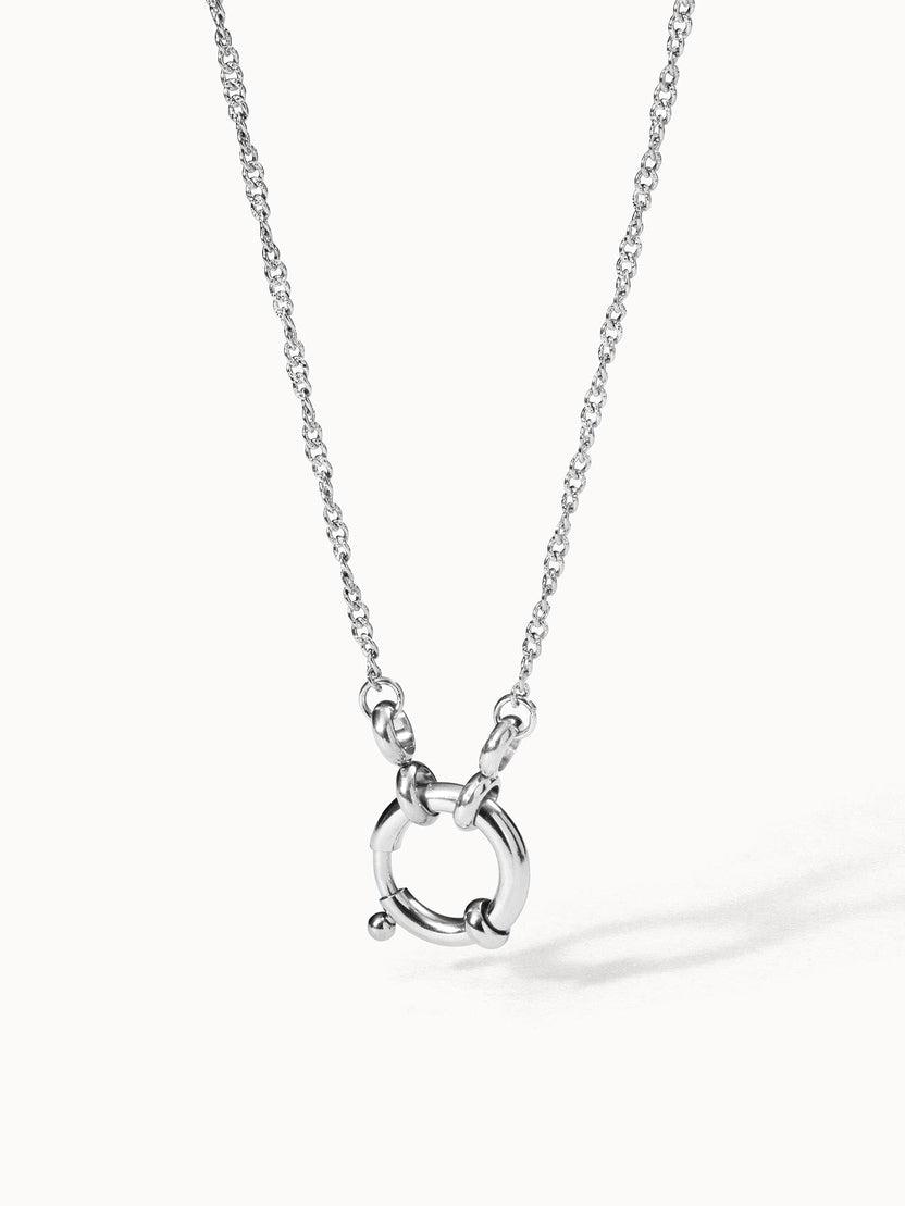 PURELEI Lokahi Charm Kette aus silberfarbenem Edelstahl, elegant gedrehte Kette mit charmantem Ösen-Design, clean & feminin.