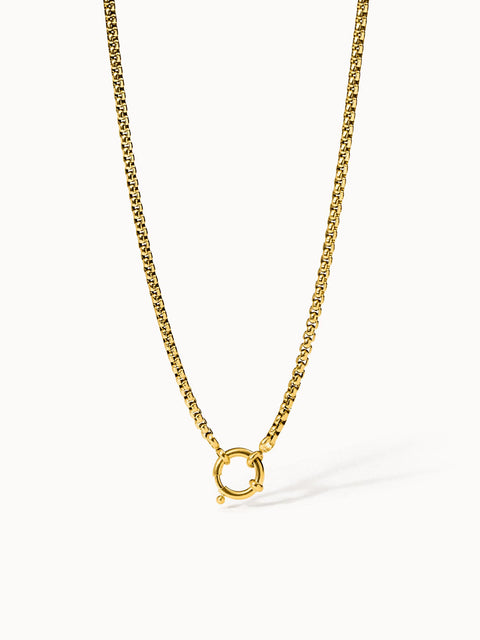 PURELEI Feel Good Charm Kette in 18K Gold, nickelfrei mit großer Öse, minimalistisch und elegant präsentiert.