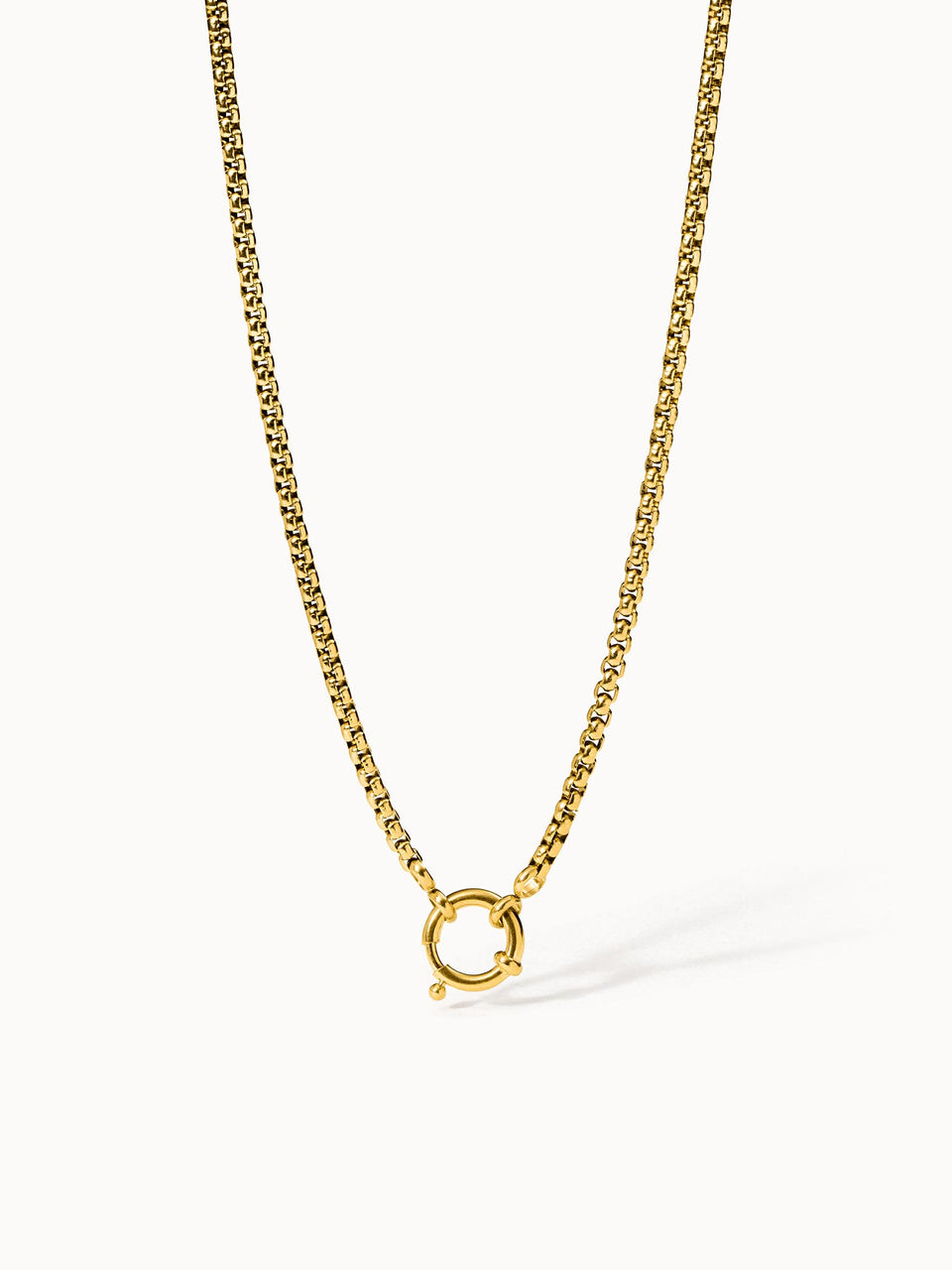 PURELEI Feel Good Charm Kette in 18K Gold, nickelfrei mit großer Öse, minimalistisch und elegant präsentiert.